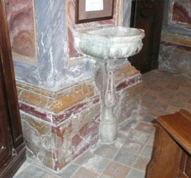 Immagine del degrado della zoccolatura sul lato sinistro della navata del Santuario di Sommariva del Bosco