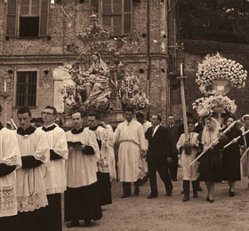 La processione del 6 maggio in piazza Seyssel di Sommariva del Bosco